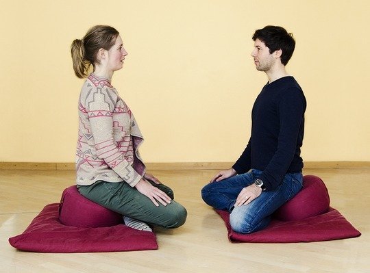 Als eine neue Form täglicher Meditation kann sie die soziale Verbundenheit zwischen einander fremden Menschen steigern und so das Gefühl von Einsamkeit reduzieren: Die kontemplative Dyade. © MPI CBS