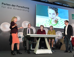 Angela D. Friederici präsentiert dem prominenten Publikum das Legasthenie-Forschungsprojekt.<br /><br />