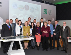 Wissentschaftlerinnen und Wissenschaftler der Max-Planck-Gesellschaft und der Fraunhofer Gesellschaft berichteten bei der Vortragsveranstaltung "Perlen der Forschung für die Anwendung" gemeinsam über ihre innovativen Forschungsprojekte.