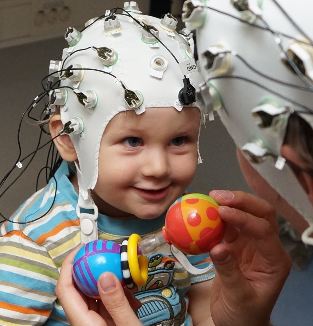 Gerade für die Intelligenzentwicklung sind die ersten Lebensjahre <em>die</em> entscheidende Zeit. Hier werden die Weichen für die Zukunft gestellt – in positiver wie negativer Richtung“, weiß auch Stefanie Höhl, frischgebackene Leiterin der Forschungsgruppe "Entwicklung sozialer Kognition" am Max-Planck-Institut für Kognitions- und Neurowissenschaften. ©Stefanie Höhl, MPI CBS