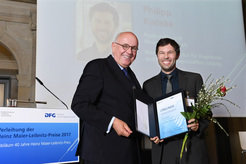 Philipp Kanske vom MPI CBS mit DFG-Präsident Peter Strohschneider (links) während der Preisverleihung in Berlin © DFG / David Ausserhofer