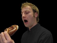 Dabei führte ein Mann eine Brezel erst zum Mund...