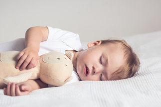 Babys behalten selbst detaillierte Ereignisse im Schlaf