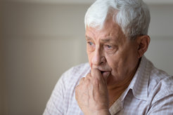Wie stark Rauchen und andere Risikofaktoren die Gefahr erhöhen, eine depressive Verstimmung zu erleiden, hängt auch vom Alter ab.