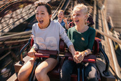 Durch VR-Brillen können die TeilnehmerInnen dynamisch und interaktiv in Situationen eintauchen und sie nahe der Wirklichkeit erleben. Emotionen werden so auf eine natürlichere Weise hervorgerufen als bei klassischen Laborexperimenten.