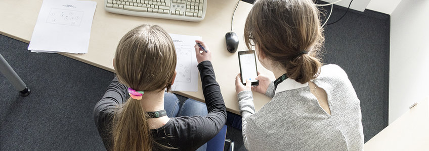 zwei Teilnehmende am Girls Day bei der Durchführung eines Experimentes