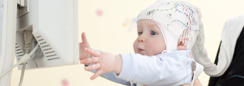 Junge StudienteilnehmerIn mit EEG-Haube
Copyright: Nikolaus Brade