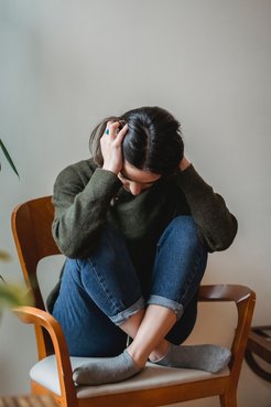 Der Transport des Botenstoffs Serotonin im Gehirn erhöht sich bei Frauen mit prämenstrueller dysphorischer Störung (PMDS) kurz vor der Menstruation.