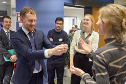 Ministerpräsident Kretschmer im MRT-Bereich mit Forschungsgruppenleiterin Sofie Valk und ihrem Team.