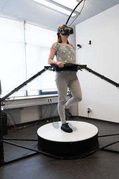 Anja Hanisch mit VR-Brille bewegt sich in einem virtuellen Raum