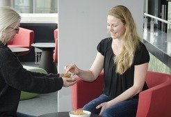 Möchtest du auch einen? Warum wir unsere Kekse wirklich teilen kann verschiedene Gründe haben - Altruismus, gesellschaftliche Norm oder strategische Motive.