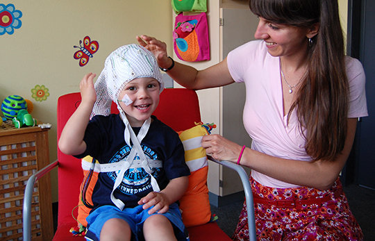 Anhand von EEG (Bild) und Speichelprobe wird sich bald sehr genau erkennen lassen, ob ein Kind von der Leserechtschreibschwäche betroffen sein wird oder nicht. © MPI CBS
