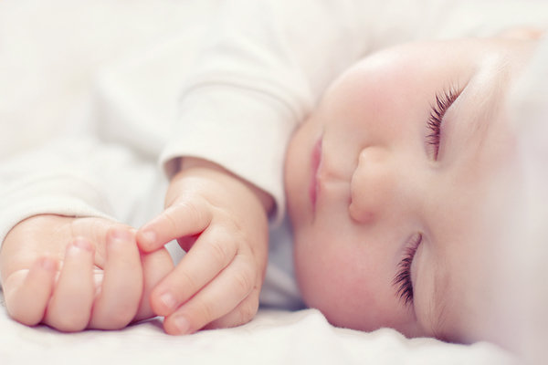 <span class="st">Im Schlaf durchlaufen Babys wesentliche Schritte der Sprachentwicklung im Zeitraffer: Aus Vorläufer-Worten können sie innerhalb von Minuten bereits echte Wörter bilden - eine Entwicklung, die ansonsten deutlich mehr Zeit braucht. ©</span> shutterstock