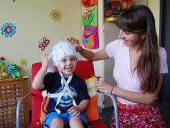 Ein EEG misst mit vielen kleinen Elektroden die Gehirnströme, während man zum Beispiel einen Satz hört. MPI-Mitarbeiterin Katja Kirsche prüft, ob alles richtig sitzt.