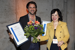Prof. Dr. Sabine C. Herpertz überreicht Dr. Lorenz Deserno den Hans-Heimann-Preis