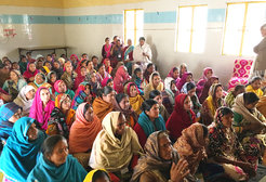 In zwei Dörfern im Norden Indiens lernten Frauen für sechs Monate lang lesen und schreiben. Ein Großteil der Teilnehmerinnen konnte zu Beginn des Trainings kein einziges Wort entziffern. Ein halbes Jahr später hatten sie bereits ein Niveau erreicht, das sich mit dem von Erstklässlerinnen vergleichen lässt. © Max Planck Institut für Psycholinguistics, Nijmegen