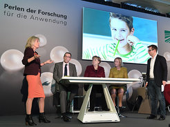 Projektleiterin Angela D. Friederici präsentiert Legascreen vor der Bundeskanzlerin als eines der innovativsten Forschungsprojekte Deutschlands. © Ausserhofer/MPG