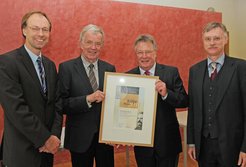 Külpe-Preisträger Wolfgang Prinz (zweiter von links) mit (von links) Wilfried Kunde, der die Laudatio auf ihn hielt, Fritz Strack, geschäftsführender Vorstand des Instituts für Psychologie, und Unikanzler Uwe Klug.