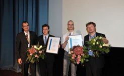 DGPPN-Präsident Prof. Peter Falkai mit Dr. Jürgen Dukart, PD Dr. Karsten Müller und PD Dr. Matthias Schroeter (von links) bei der Preisverleihung.