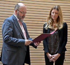 BU: Vizepräsident Harald Kugel überreicht den Preis an Esther Kuehn