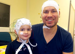 Scientists analysed the brain activity of the little ones with cochlear implants using electroencephalography (EEG). © MPI CBS