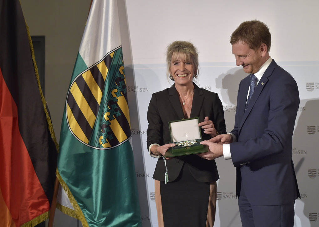 Sachsens Ministerpräsident Michael Kretschmer hat Angela Friederici für ihre Arbeit zur Sprache mit dem Verdienstorden ausgezeichnet.